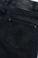 ارتدي الراحة والأناقة مع بنطال الجينز الأسود من Le...