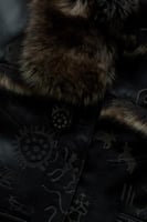 تألقي بالفخامة والأناقة مع السترة الجلدية السوداء...