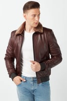 معطف جامبو بني من الجلد الطبيعي مع ياقة من الفرو م...