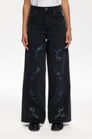 ارتدي الراحة والأناقة مع بنطال الجينز الأسود من Le...