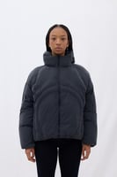 اكتشفي الدفء العصري مع جاكيت منفوخ نسائي بلون مكوا...