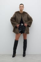 معطف فرو صناعي – لون قياسي – دفء وأناقة شتوية – RO...