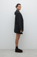 سترة بليزر مزدوجة الأزرار باللون الفحمي - تصميم تر...