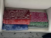 باقة ورد بلمسة شال كشميري أنيقة