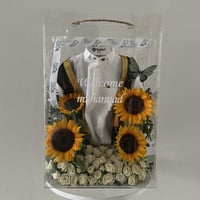 ورد الفخر – هدية مواليد فاخرة بثوب ومشلح