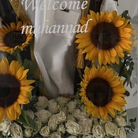 ورد الفخر – هدية مواليد فاخرة بثوب ومشلح