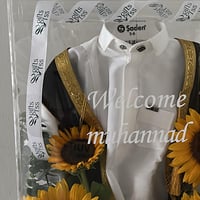 ورد الفخر – هدية مواليد فاخرة بثوب ومشلح