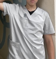 الطقم كامل من 3 قطع وهم سكراب رمادي وبنطلون وتيشير...