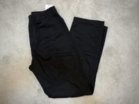 الطقم كامل من 3 قطع وهم سكراب رمادي وبنطلون وتيشير...