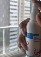 علاج فعال للتعرق التي يبدو واضحة مع اللون الرمادي