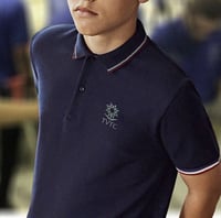 تيشيرت بولو ازرق مميز بحواف حمراء (زي المعهد الصنا...