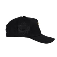 كاب نيو ايرا قماش اسود بتطريز اسود