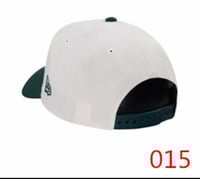 كاب نيو ايرا قماش ابيض و بتطريز أخضر