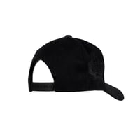 كاب نيو ايرا قماش اسود بتطريز اسود