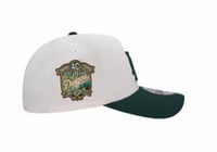 كاب نيو ايرا قماش ابيض و بتطريز أخضر