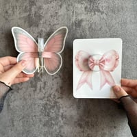 كريم لليدين بشكل فيونكة وردية – هدية مميزة للضيوف