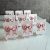 كريم لليدين بشكل فيونكة وردية – هدية مميزة للضيوف