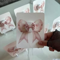 كريم لليدين بشكل فيونكة وردية – هدية مميزة للضيوف