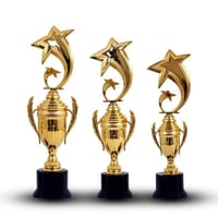 كؤوس للمسابقات الرياضية عليه نجمتين
