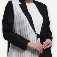 Linen Pinstripe – عباية بليزر لينن مقلم