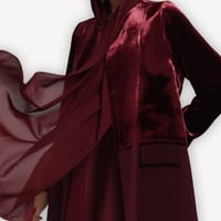Velvet Burgundy – عباية بليزر مخمل عنابي
