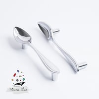 473 - مقبض بشكل ملعقة لون ( فضي ) - قطعتين