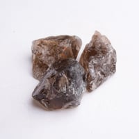 حجر كريستال عسلي مقاس 2-3 سم وزن 100 غ