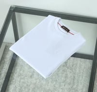 أبيض