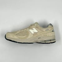 حذاء نيو بالانس 2002