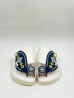 حذاء شرقي مطرز