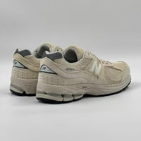 حذاء نيو بالانس 2002