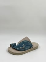 حذاء شرقي مطرز