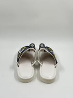 حذاء شرقي مطرز