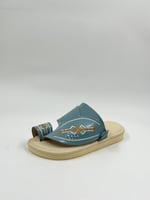 حذاء شرقي مطرز