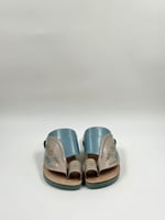 حذاء شرقي مطرز