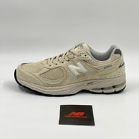 حذاء نيو بالانس 2002