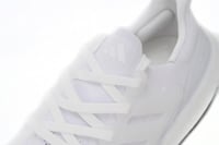 حذاء الترا بوست 23