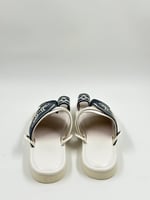 حذاء شرقي مطرز