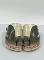 حذاء شرقي مطرز