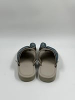 حذاء شرقي مطرز