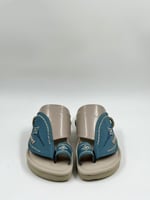 حذاء شرقي مطرز