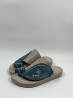 حذاء شرقي مطرز