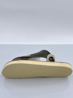 حذاء شرقي مطرز