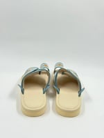 حذاء شرقي مطرز