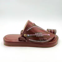 حذاء لون بني غامق مطرز صوف كتان