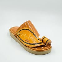 حذاء مطرز زري ذهبي