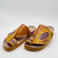 حذاء مطرز زري ذهبي مع خيوط قصب ربل طبي