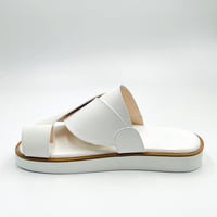 حذاء لون ابيض نقش 3D