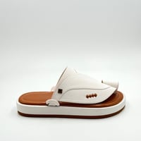 حذاء لون ابيض مع جملي ربل مبطن