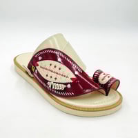 حذاء لون سكري مطرز زري فضي مع صوف كتان